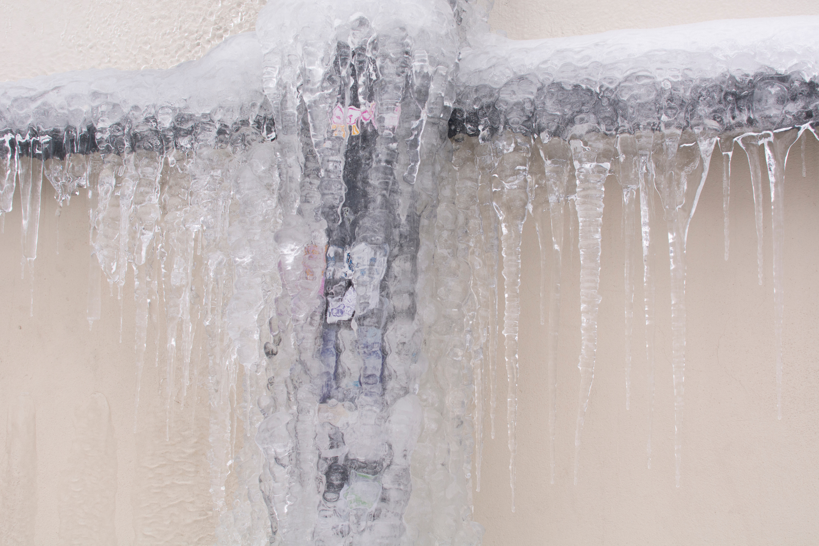 how to deal with frozen pipes this winter